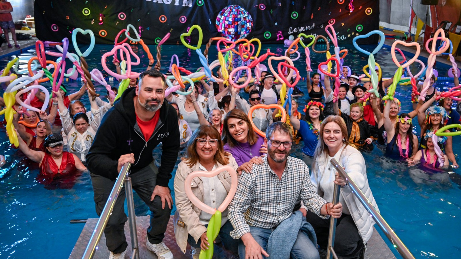 A puro ritmo y color, continúan las galas temáticas de aquagym en los polideportivos del Municipio de Tigre